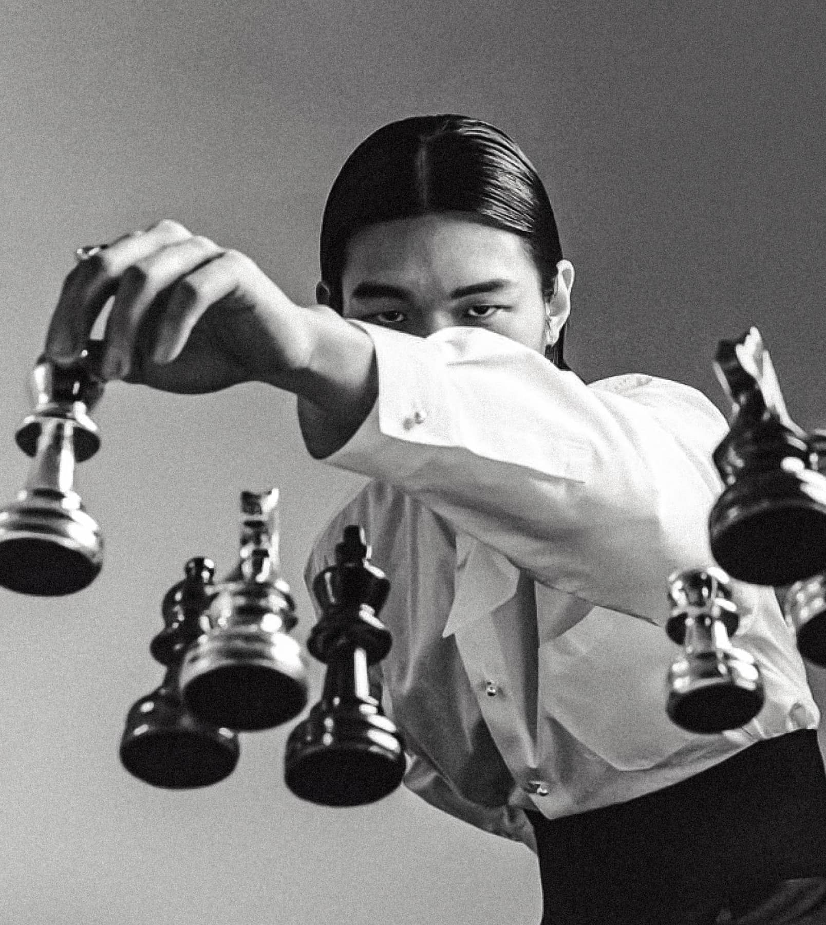 SoScale website person and levitating chess