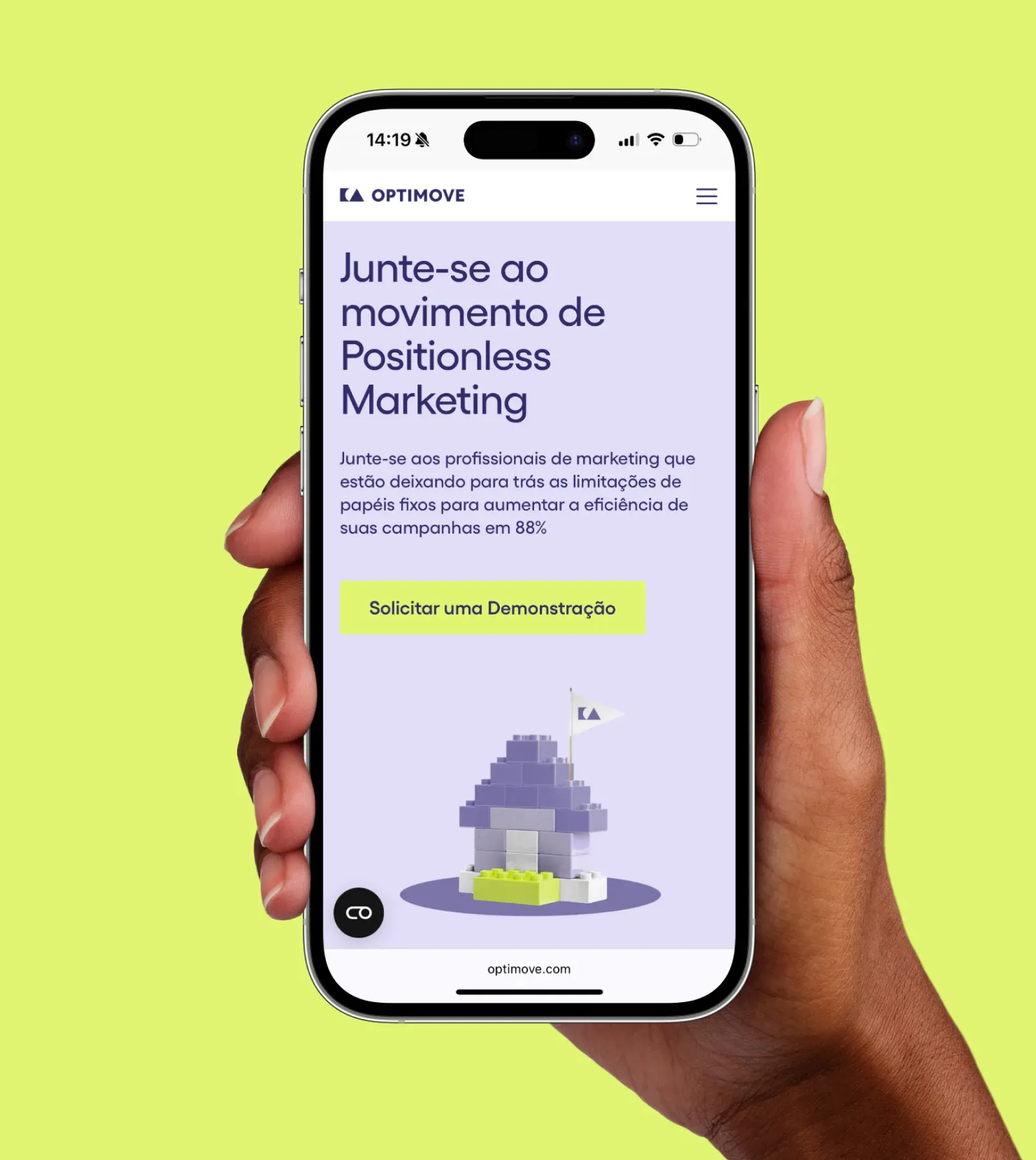Optimove website in Portuguese on a mobile phone